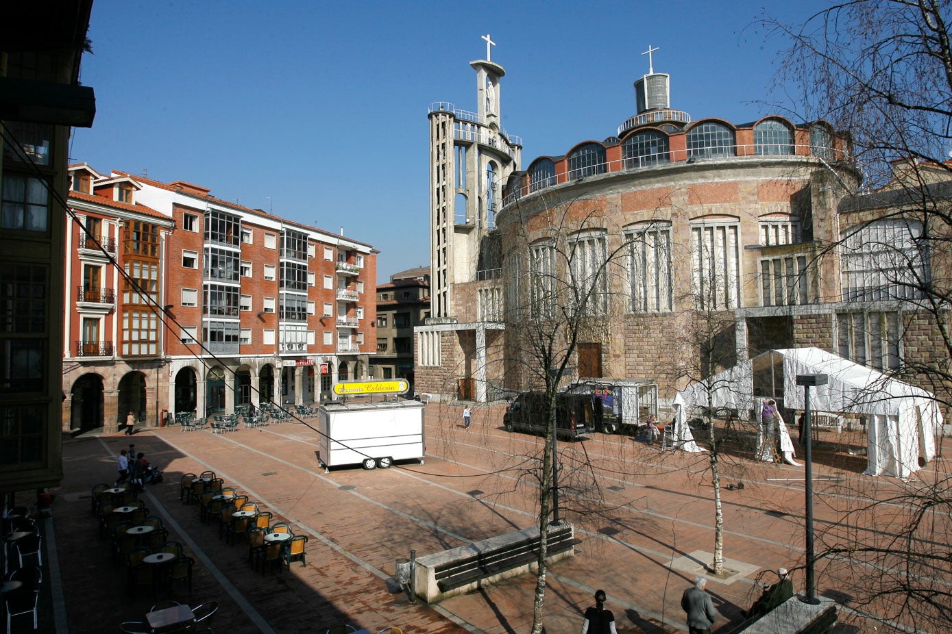 La plaza Baldomero Iglesias, popularmente conocida como la 'plaza roja', es uno de los epicentros de la escena social, cultural y hostelera en la ciudad.