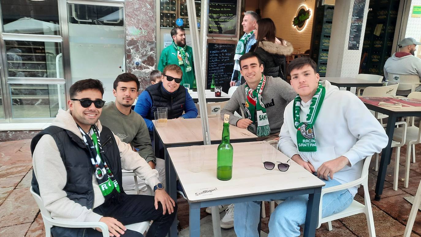 Un grupo de jóvenes racinguistas en la calle Gascona