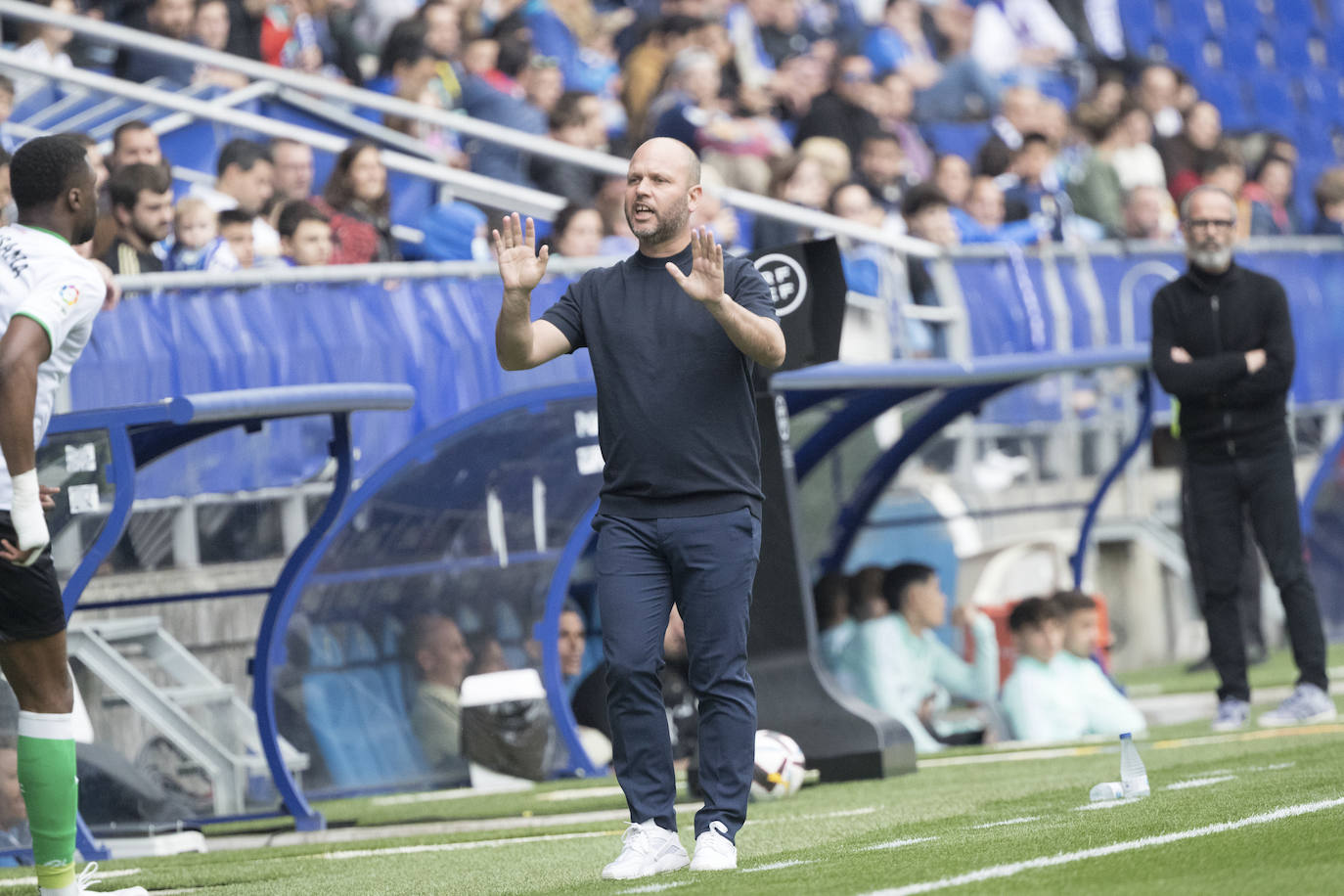 José Alberto da instrucciones a sus jugadores.