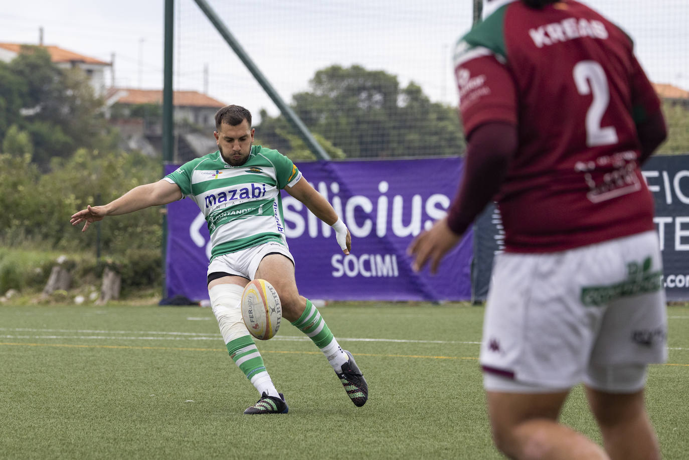 Matías Jabase patea el balón.