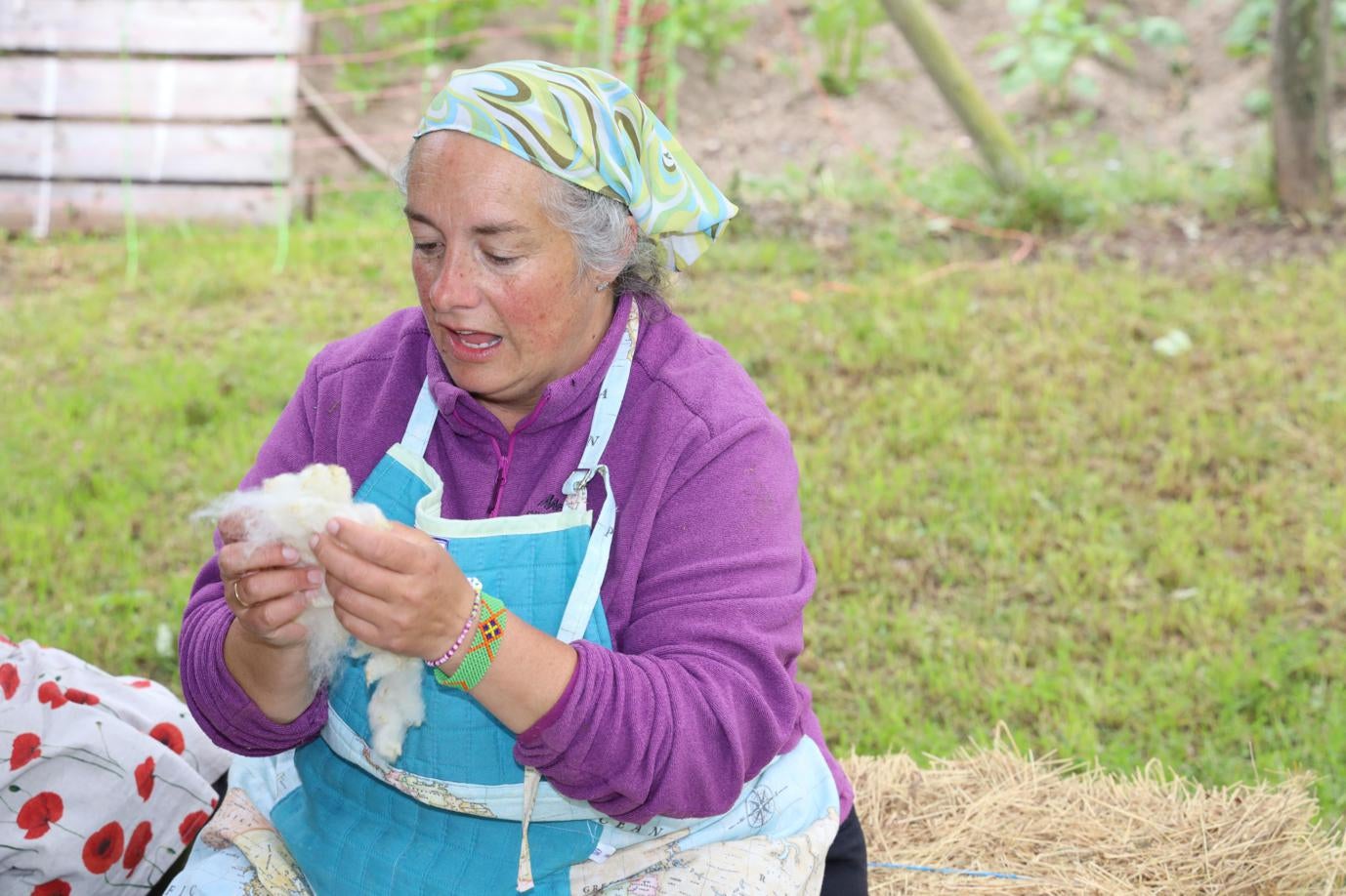 Pili Sebrango, durante el proceso de escarmenar la lana