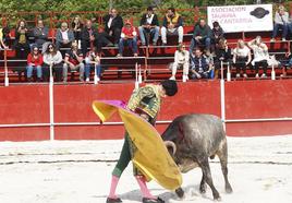 El novillero pucelano Daniel Medina, en plena faena.