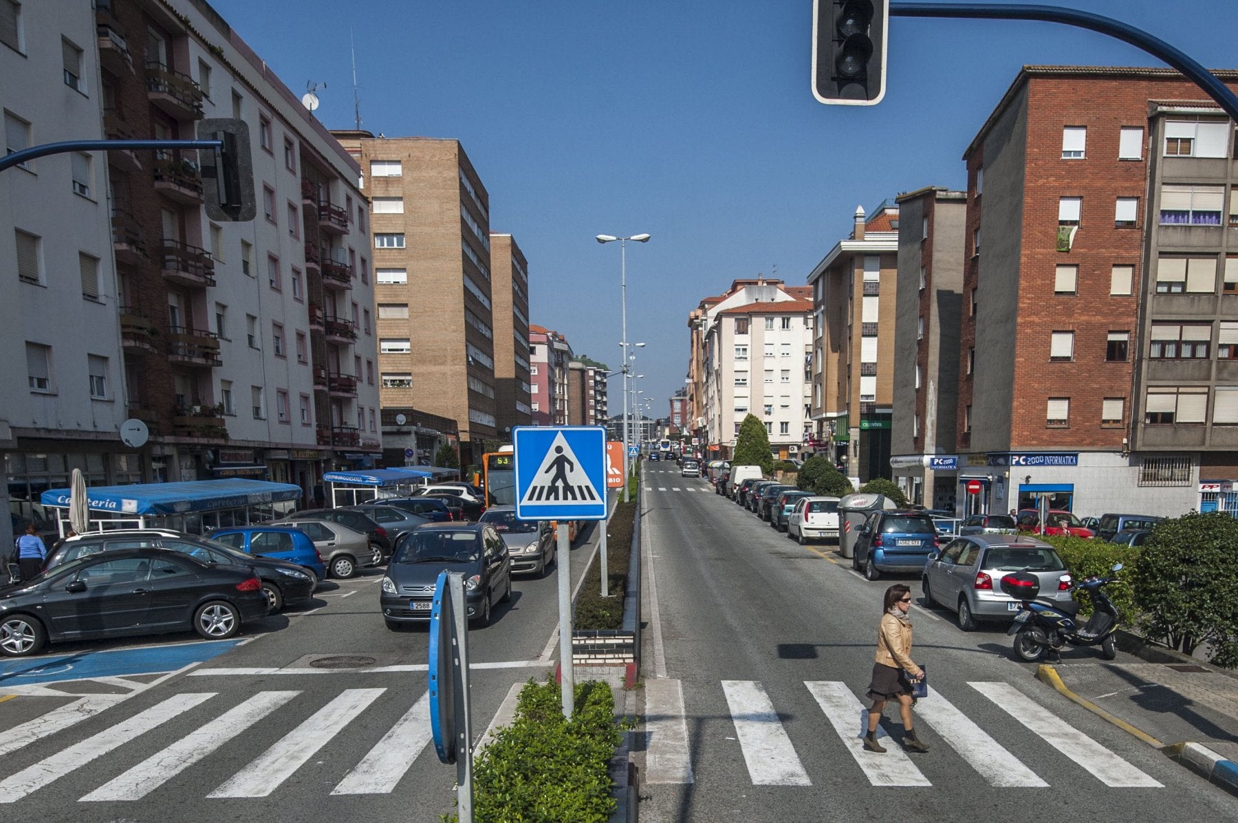 La Avenida de Bilbao, arteria principal del municipio de Camargo.