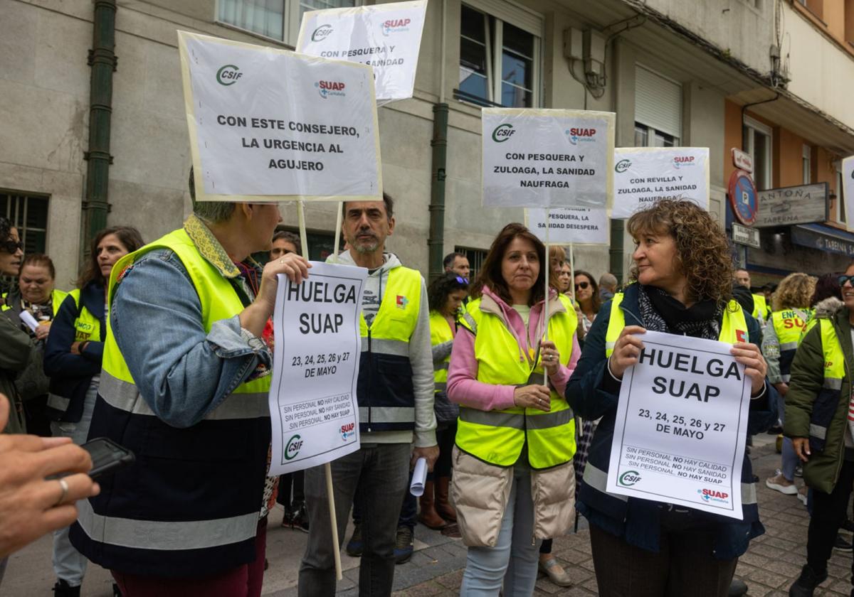 Profesionales de los SUAP, en la protesta celebrada el viernes pasado frente a Peña Herbosa.