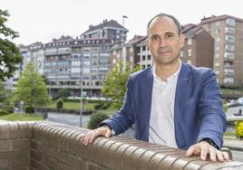 El vicerrector Mario Mañana posa junto al Pabellón de Gobierno de la Universidad de Cantabria.