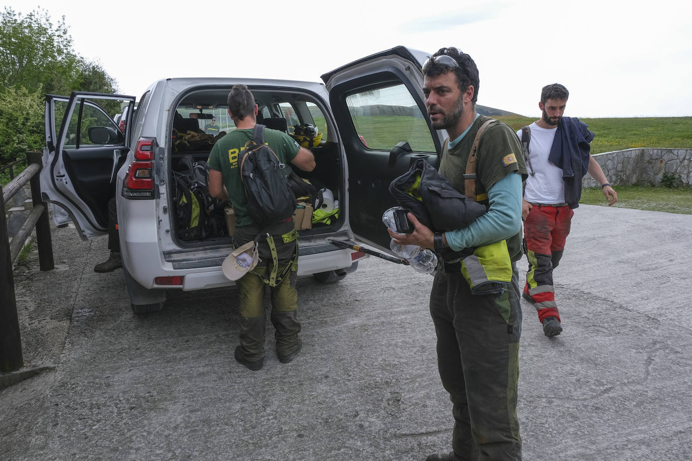 Tras una dura jornada de labores de limpieza, los brigadistas regresan a la base.