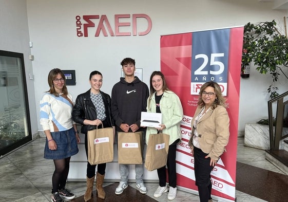 Los alumnos posan en las instalaciones de Grupo Faed