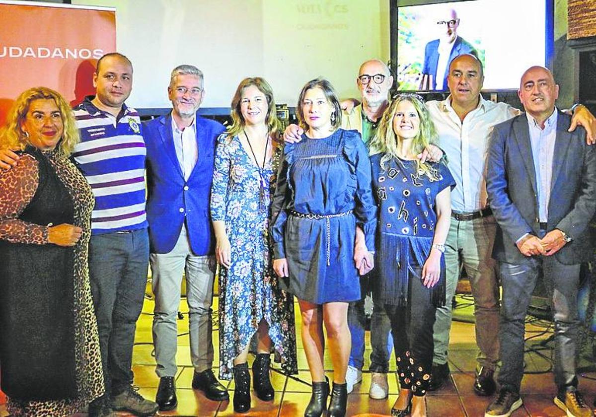 Félix Álvarez y Javier Ceruti, con miembros de distintas candidaturas de Ciudadanos, en Galería Culturas.