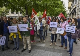 Asistentes a la concentración celebrada este martes frente a la Delegación del Gobierno en Cantabria.