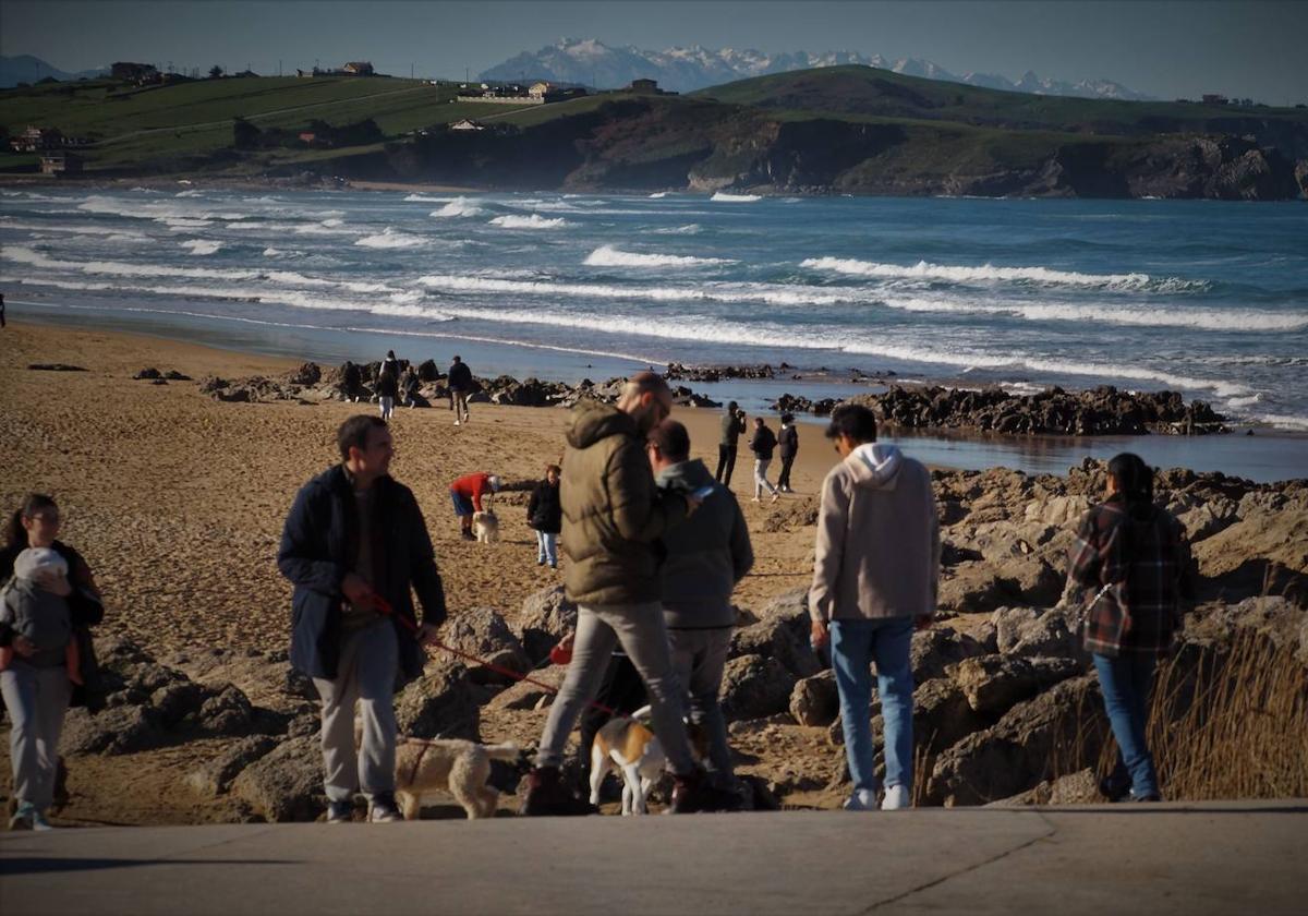 Una imagen de la playa de Liencres, en el municipio de Piélagos, el ayuntamiento cántabro con mayor renta por hogar.