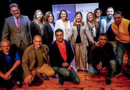 María José Sáenz de Buruaga, ayer en Bezana, junto a miembros de la candidatura popular en el municipio.