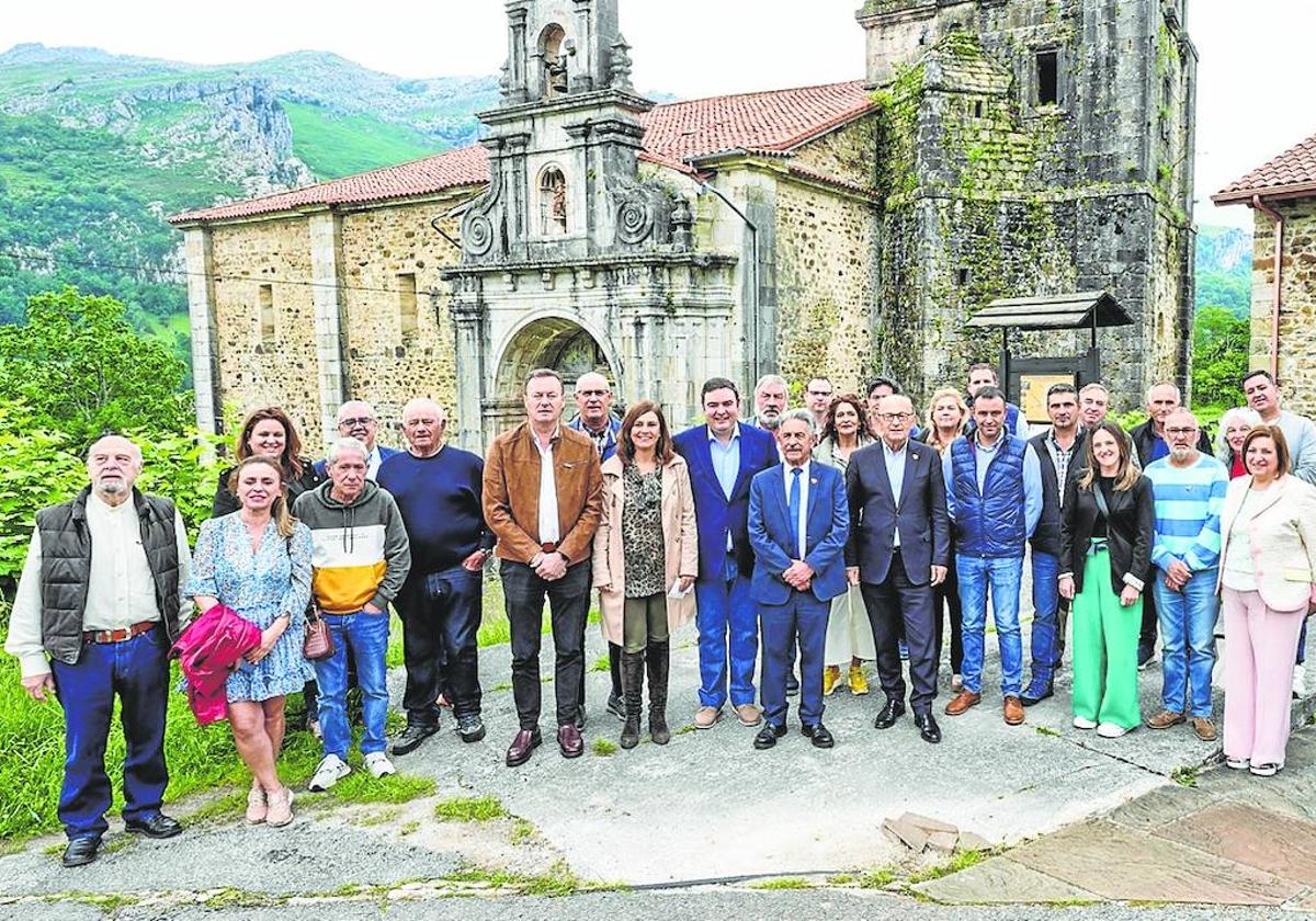 Miguel Ángel Revilla, en Miera, con candidatos del PRC en pequeños municipios y miembros de la Ejecutiva regionalista.