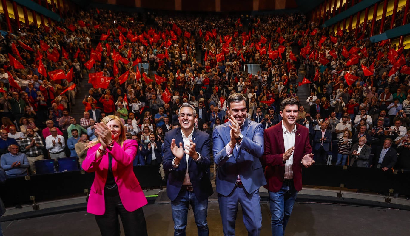 Noelia Cobo, Pablo Zuloaga, Pedro Sánchez y Daniel Fernández, durante el acto que el PSOE celebró en el Palacio de Festivales de Santander.