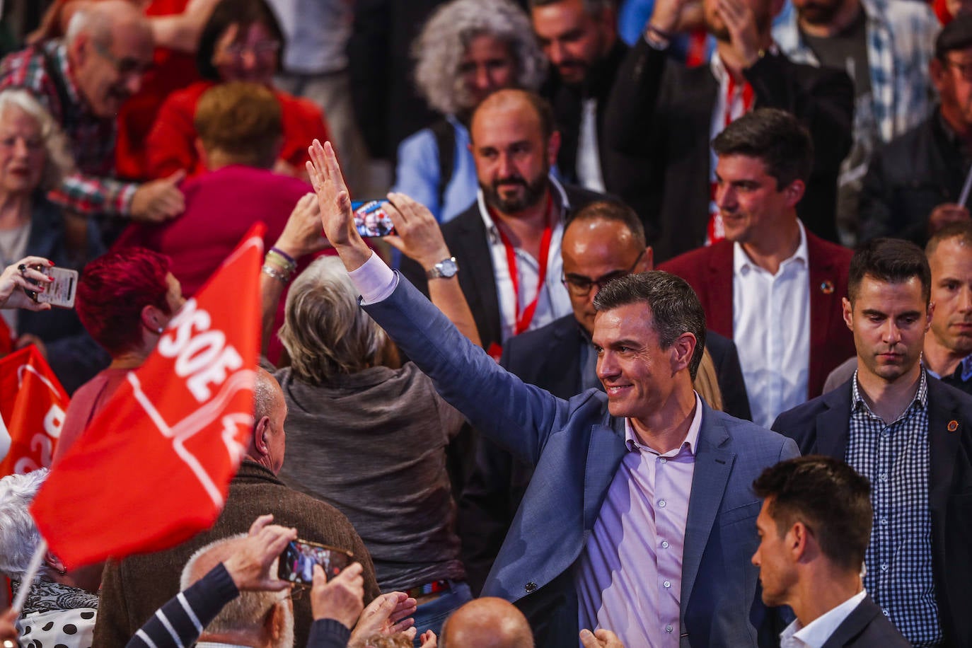 Pedro Sánchez saluda a los simpatizantes y militantes que acudieron al mitin en el Palacio de Festivales. 