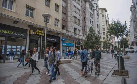 Peatones en el centro de Santander.