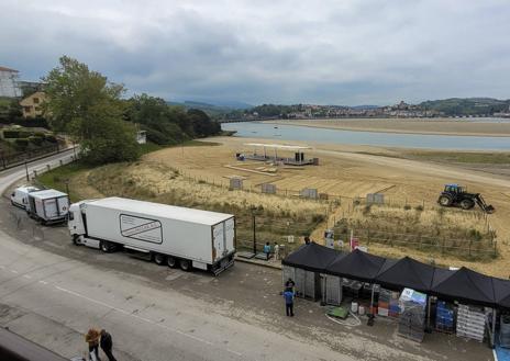 Imagen secundaria 1 - En la imagen de la izquierda, las carpas que han instalado en la carretera paralela a la playa. En la de la derecha, la plataforma sobre la que se grabará el programa.