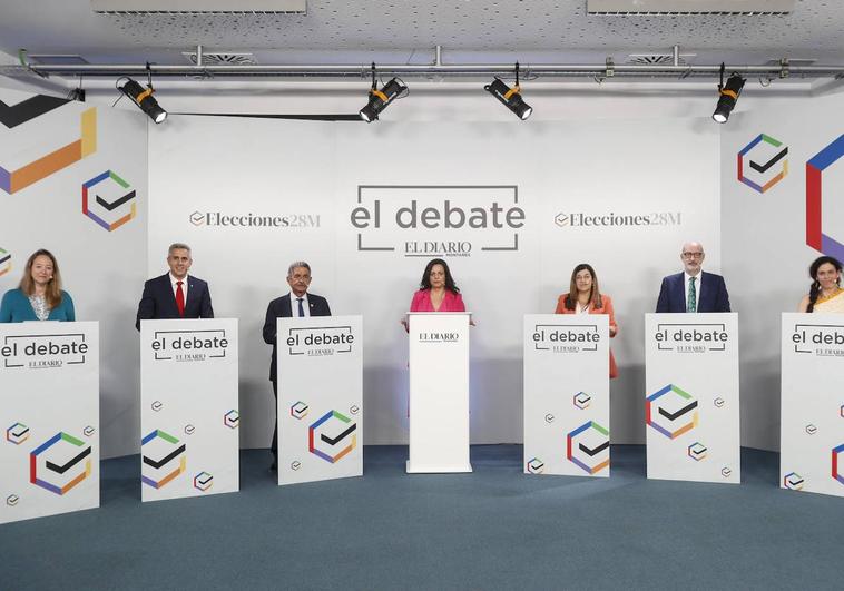 De izquierda a derecha, Leticia Díaz (Vox), Pablo Zuloaga (PSOE), Miguel Ángel Revilla (PRC), la periodista Pilar González Ruiz, María José Sáenz de Buruaga (PP), Felix Álvarez (Cs) y Mónica Rodero (Podemos-IU)