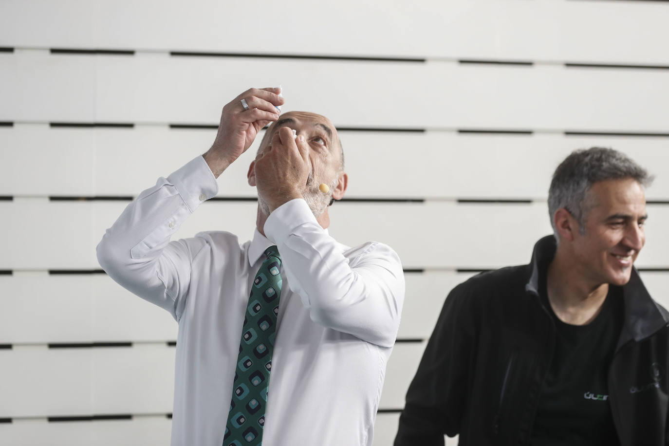 El candidato de Ciudadanos se dio unas gotas para los ojos antes de comenzar.