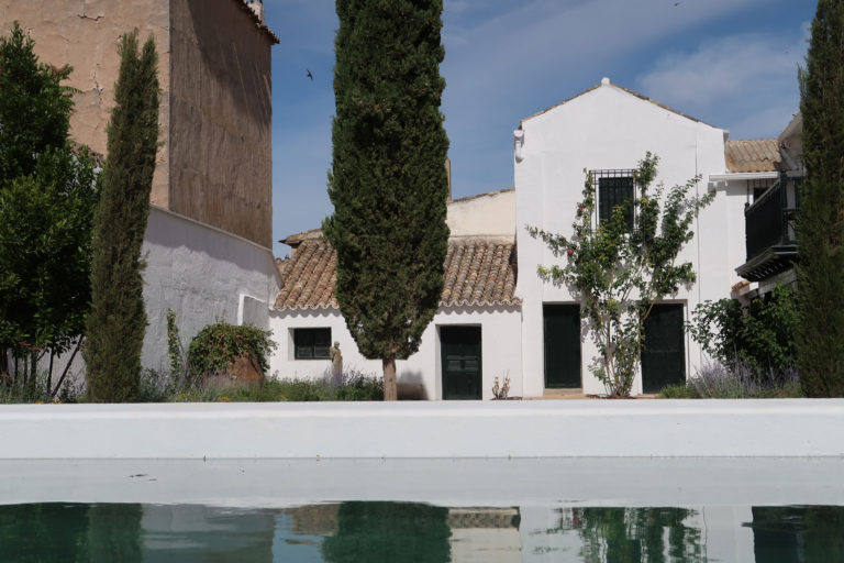 Jardín con alberca diseñado por Felipe Díaz de Bustamante en Tormelloso (Ciudad Real).