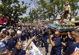 Cientos de devotos, el año pasado, participan en las fiestas del Barrio Pesquero