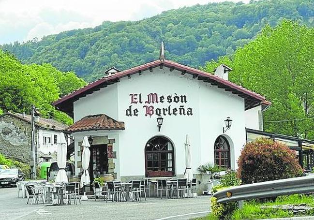 Fachada del mesón, referencia en el valle.