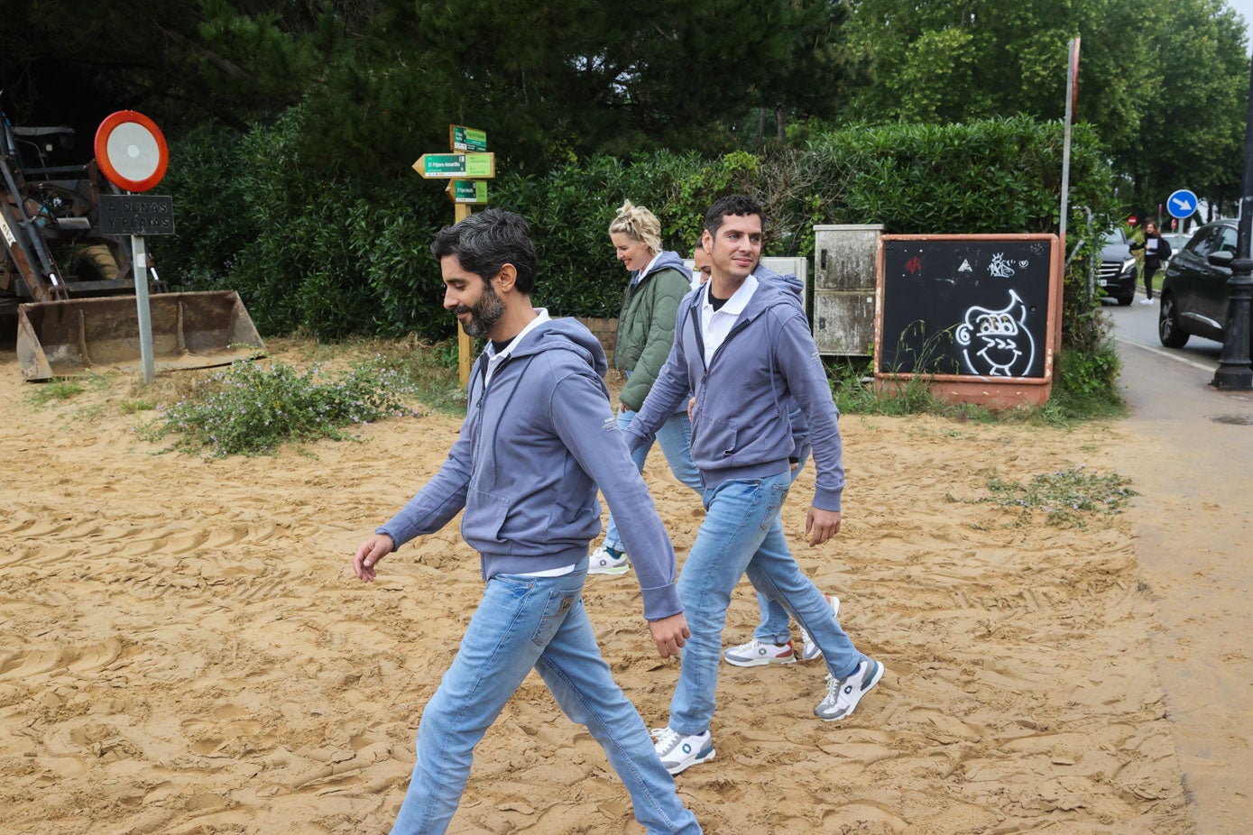 Tania Llasera, Eduardo Casanova y Miguel Diosdado llegando al plató montado en la playa de El Tostadero.