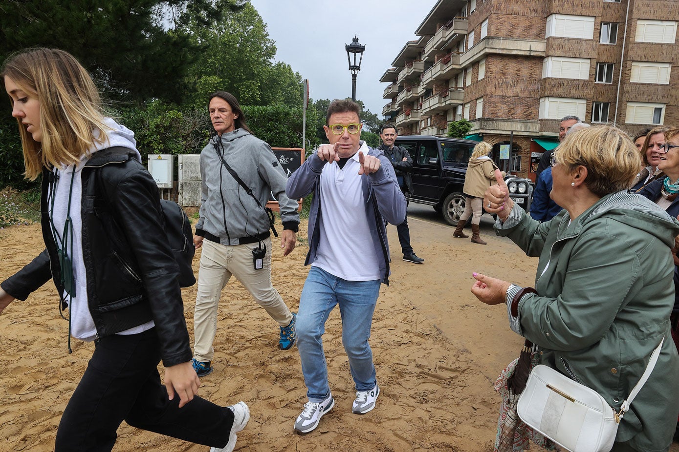 Jorge Cadaval, de Los Morancos, llegando a la playa y recibiendo piropos del público congregado en las inmediaciones.