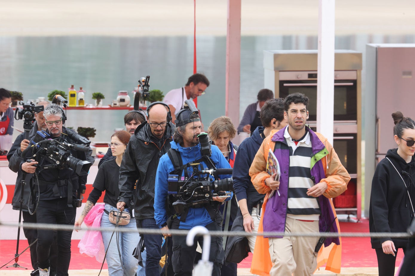 Cerca de 200 personas han formando el equipo técnico desplazado hasta San Vicente de la Barquera desde que se decidió que la villa iba a ser el escenario de uno de los programas de la octava temporada. El amplio equipo técnico del programa de TVE se ha hospedado en los hoteles Faro San Vicente, el Galimar y un otro de Comillas.