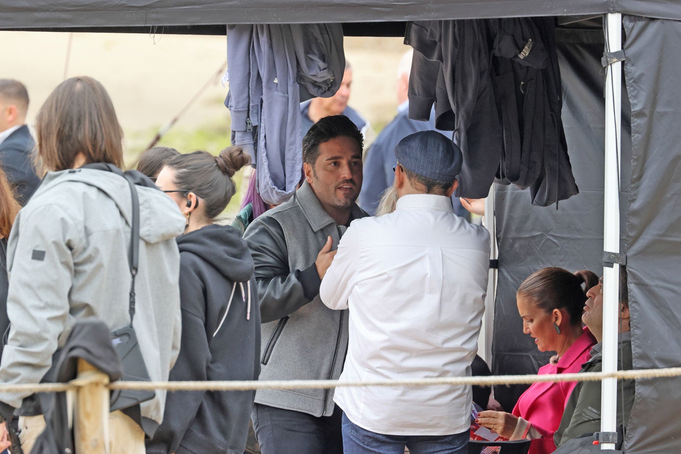 David Bustamante charlando con Jesús Sánchez durante el rodaje. El chef del Cenador de Amós elaboró el menú con sabor cántabro que los concursantes tenían que cocinar para ochenta comensales.