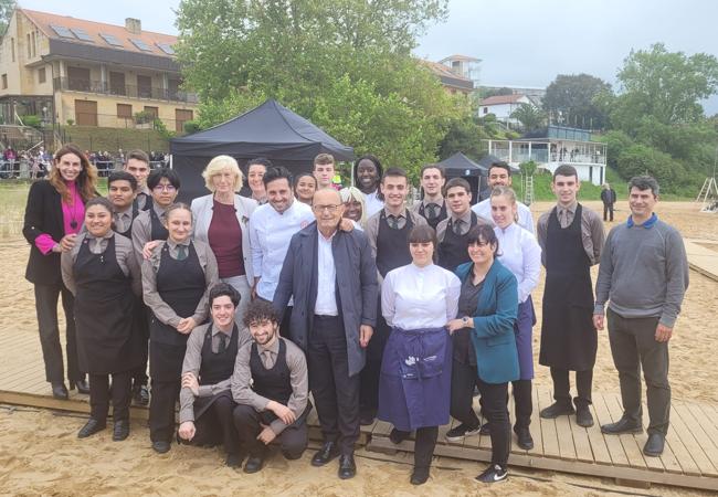 Las autoridades cántabras que han participado en la grabación junto a los alumnos de la Escuela de Hostelería de Peñacastillo que han servido la comida elaborada por los concursantes. Entre ellos, el artista David Bustamante que ha ejercido de anfitrión en su pueblo natal.