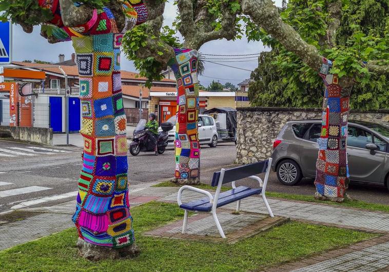 Tres árboles de San Román decorados con el ganchillo tejido por la asociación de vecinos del barrio.