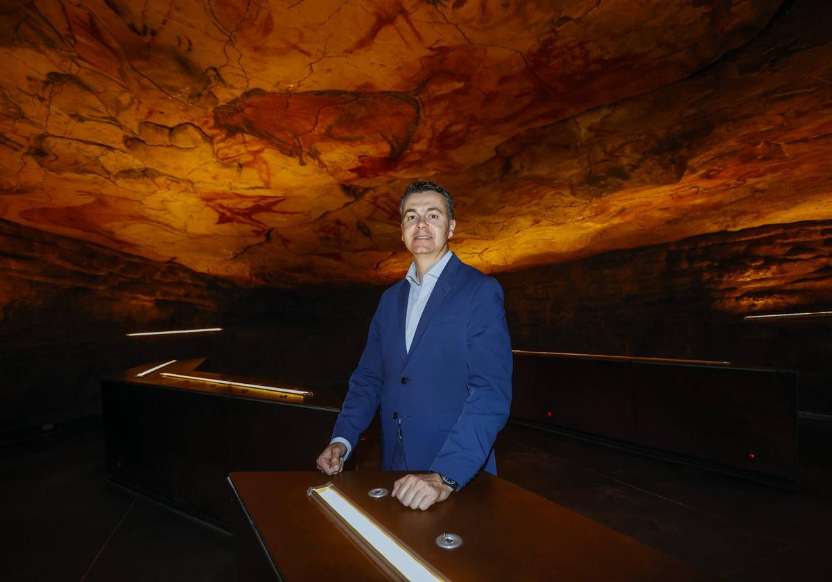 Héctor Gómez, el miércoles en la replica de la Cueva de Altamira, en Santillana del Mar.