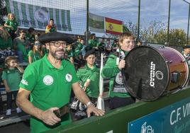 Aficionados del Vimenor animan durante un partido.