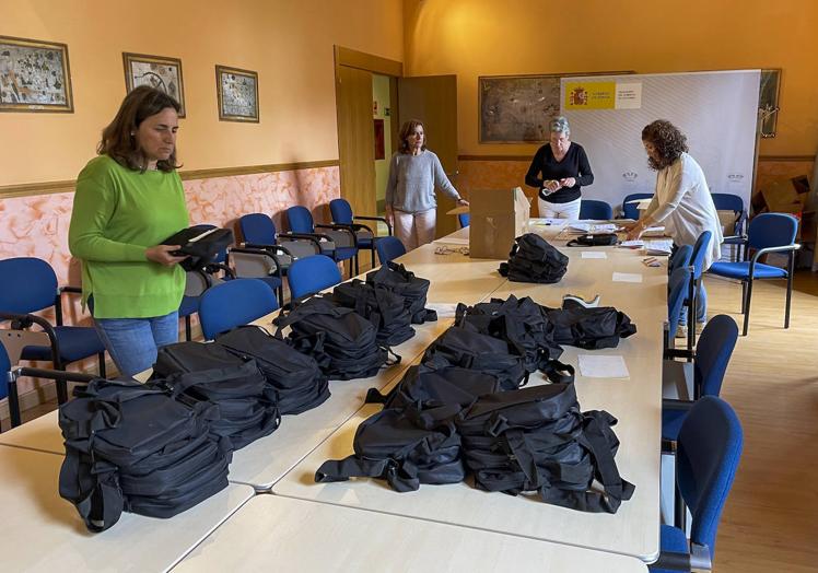 Trabajadores de Delegación preparan el material para el 28M. ¡