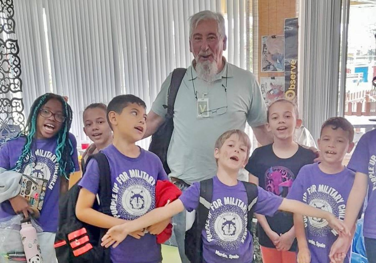 Ludovico Rodríguez con alumnos del colegio de la base naval de Rota.