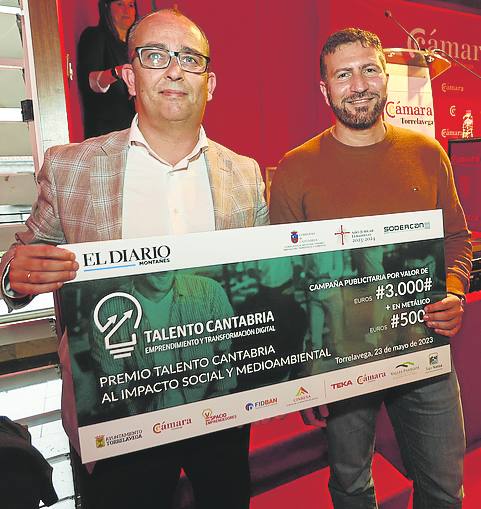 Ángel García Viñas entrega a Diego Tuccillo el premio accésit Talento Cantabria al impacto social y medioambiental por su proyecto Deduce Data Solutions.