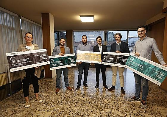 De izquierda a derecha. Beatriz Díez, que recogió el premio en nombre de Carlos y David de Nosolorutas; Diego Tuccillo de Deduce Data Solutions; Andrés Sainz y Óscar Ruiz, de Tecan; Álvaro Hernández, que acudió en representación de Carlos Luna de Boreal Artik; y Sergio Pesquera, de Siali.
