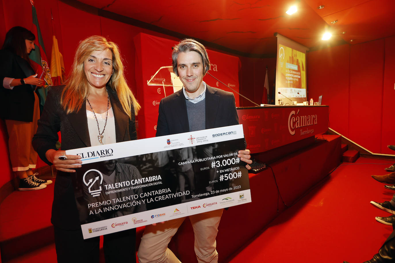 Eva Muñiz, directora de marketing de Teka, entrega a Álvaro Hernández, de Böreal Artik, el premio Talento Cantabria a la innovación y la creatividad.