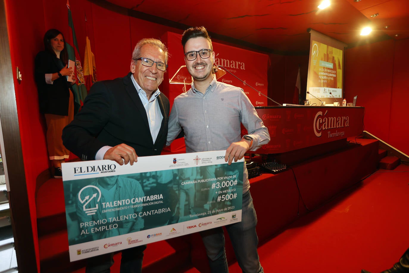 Víctor Gijón, director de relaciones institucionales de Fidban, entregó a Sergio Pesquera, de Siali, el premio Talento Cantabria al empleo.