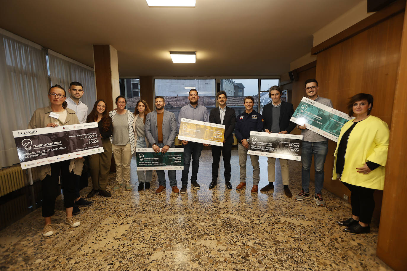 Los diez finalistas de la IV edición de Talento Cantabria. De izquierda a derecha: Beatriz Díez, por Nosolorutas; Saúl Barreda, por Merkaculatas; Sara Bárcena, por Asubio Arquitectura; Tatiana López y Cristina Jiménez, por Gocca; Diego Tuccillo, por Deduce Data Solutions; Andrés Sainz y Óscar Ruiz, por Tecan; Iulian Ioan Coman, por Alicanto Renovables; Álvaro Hernández, por Boreal Artik; sergio Pesquera, por Siali y Tamara Sánchez, de Marsa, Autolavandería Móvil.