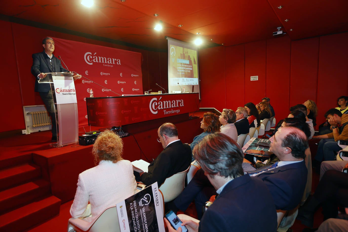 Carlos Augusto, presidente de la Cámara de Comercio de Torrelavega, da la despedida a los asistentes a la final de la IV edición de Talento Cantabria.