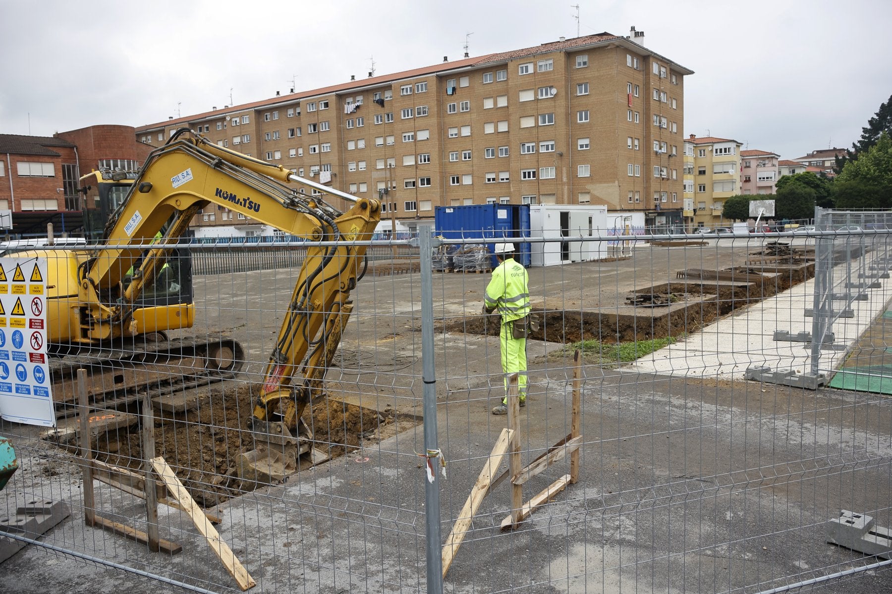 Los trabajadores preparan los cimientos de la cubierta de la pista deportiva.