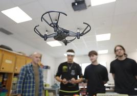 El alumnado de FP del IES Zapatón, en Torrelavega, practica con un dron.