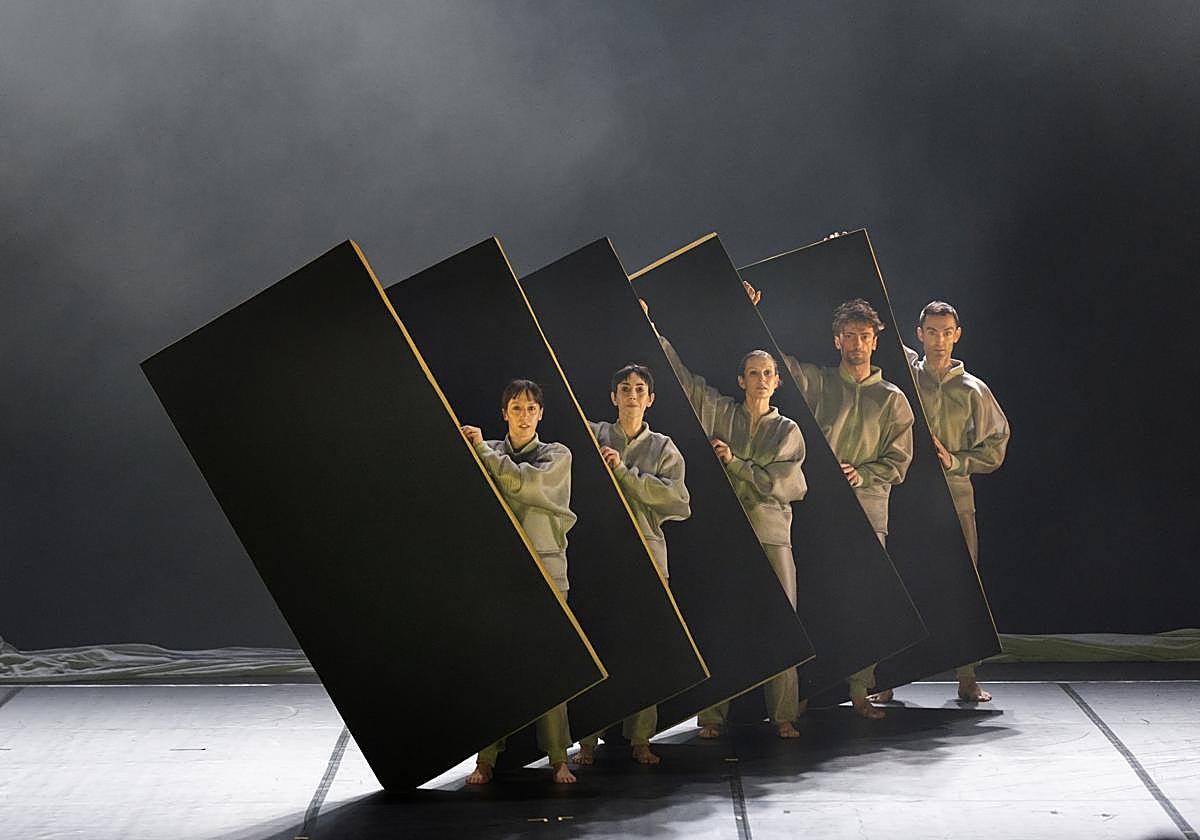 Aracaladanza desvela en 'LOOP' una sucesión de momentos que cuestionan los límites del escenario.