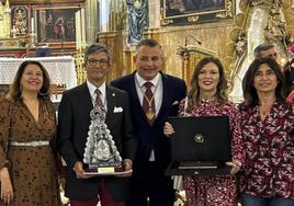 Desde la izquierda, Carmen Crespo, consejera delegada de la Junta de Andalucía; Enrique Herrero, pregonero; Carlos Salvador, hermano mayor de la Hermandad del Rocío de Almería; Ana Martínez Labella, teniente de alcalde de Almería y María del Mar García Lorca, concejal.