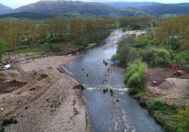 Las máquinas trabajan en el entorno del río Saja a su paso por Villanueva de la Peña.