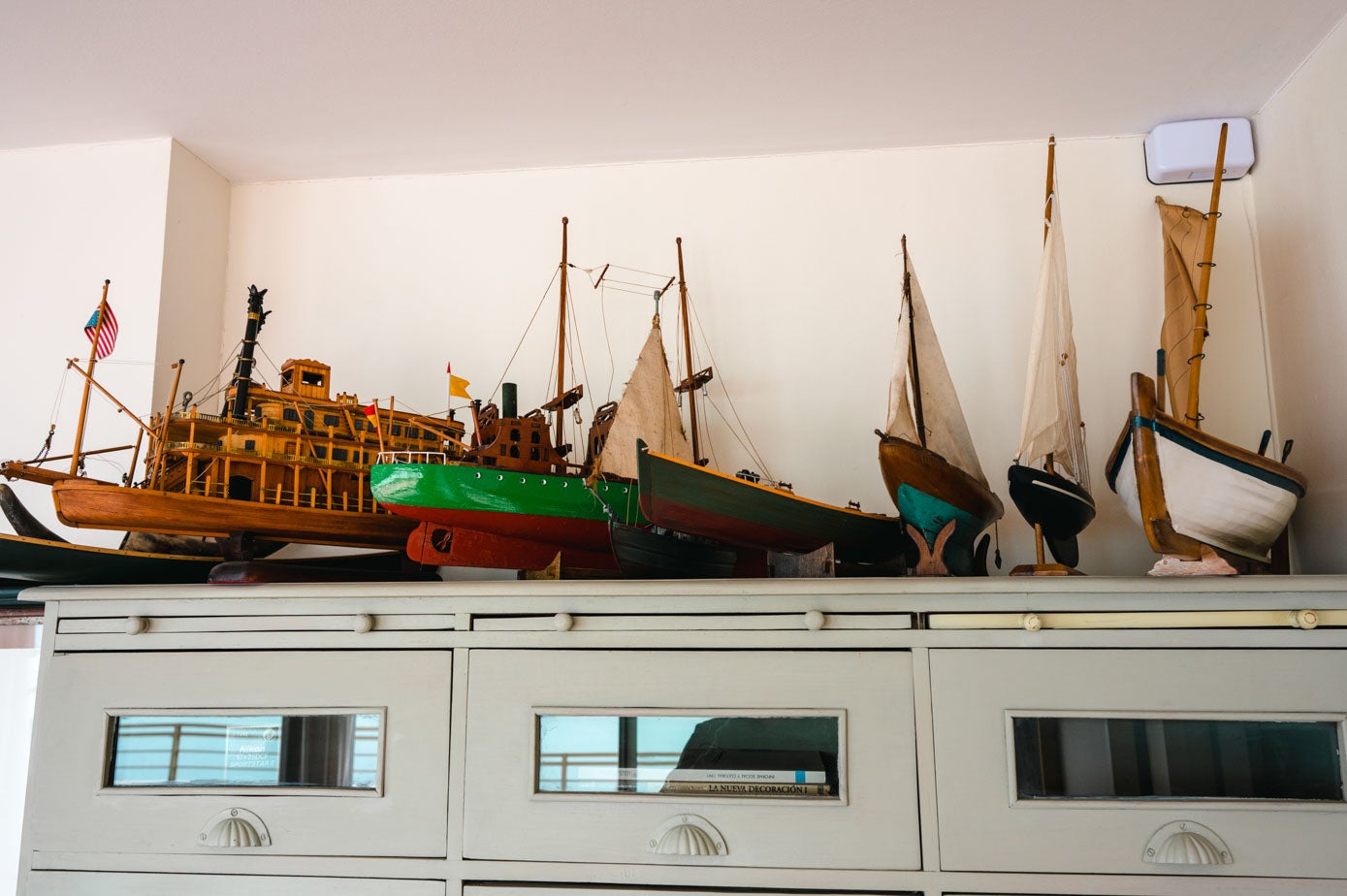 Maquetas de barcos que colecciona el propietario del ático. 