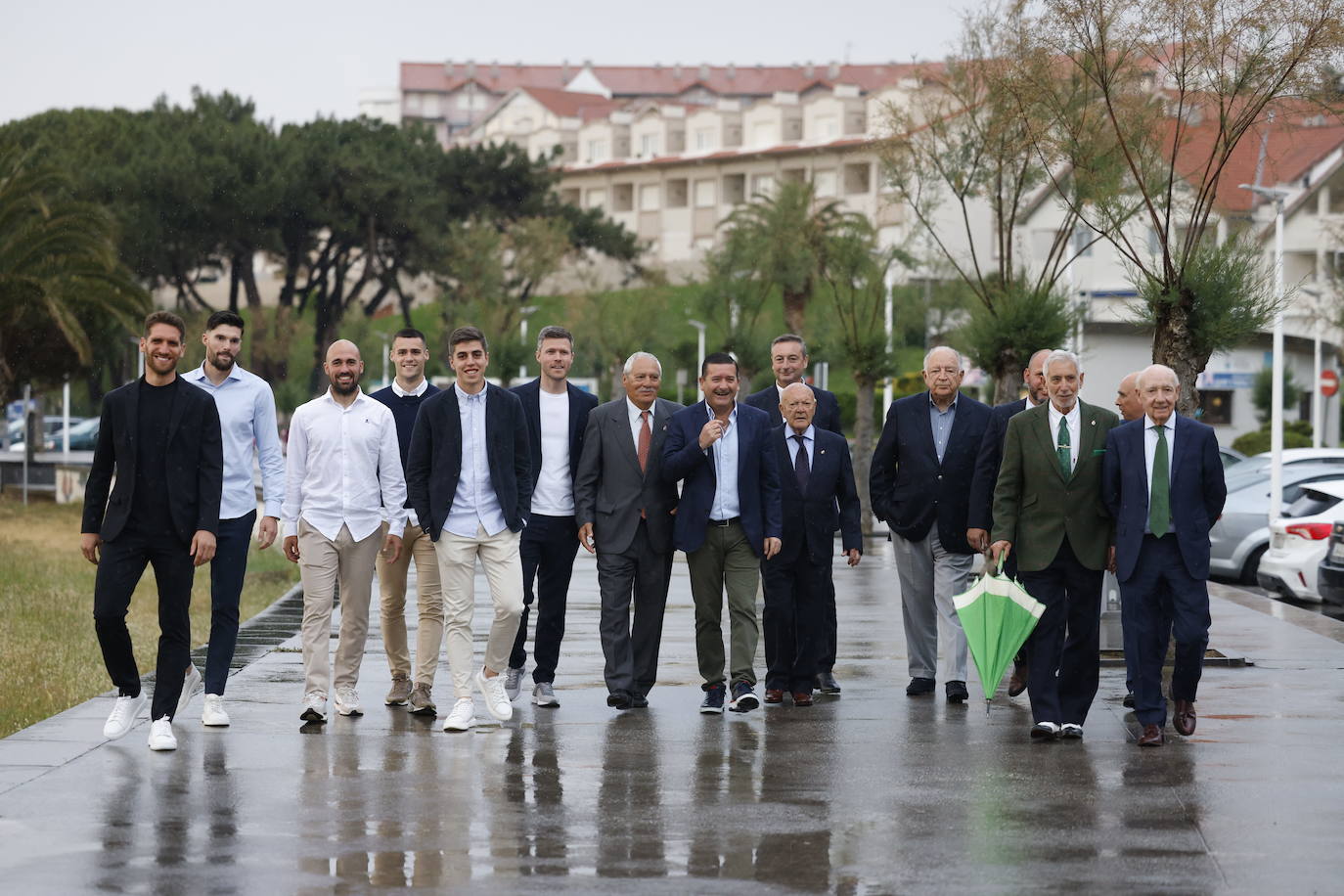 En el paseo marítimo de Mogro. Fausto Tienza, Eneko Satrústegui, Unai Medina, Álvaro Mantilla, Íñigo Sainz_Maza, Mikel Martija, Manolo Chinchón, Pero Ortiz, Alfredo Pérez, Pepe Barros, Santiago Díaz, José Alberto, Mauricio Gómez, Manolo Higuera y Manuel Huerta.