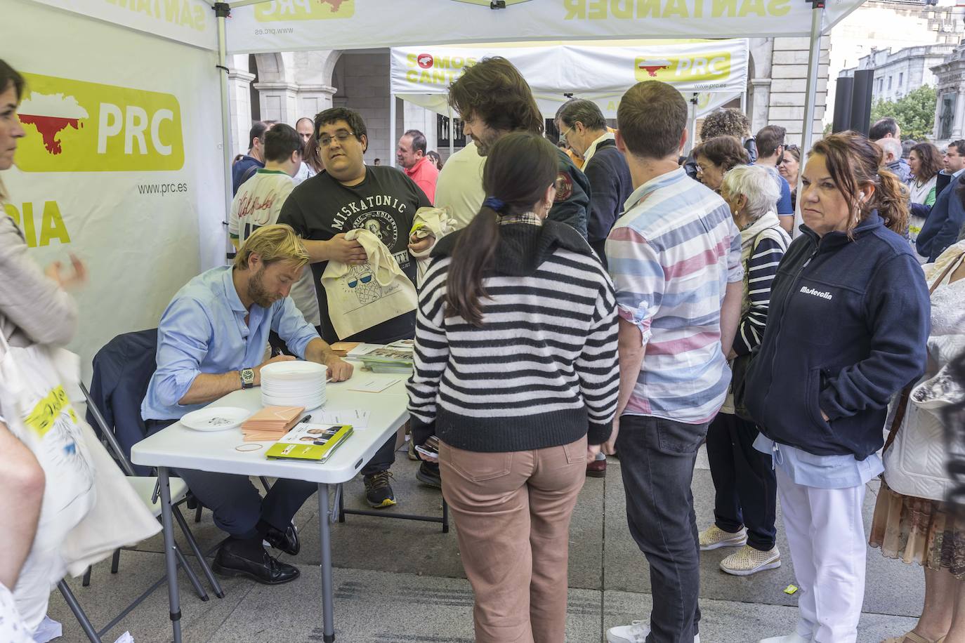 Felipe Piña firma los últimos platos en el acto de cierre de campaña en Santander. Miguel Ángel Revilla tambien pasó unos minutos por aquí