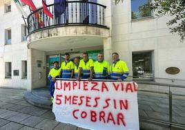 Los trabajadores del servicio de limpieza se concentraron ayer a las puertas del Consistorio.